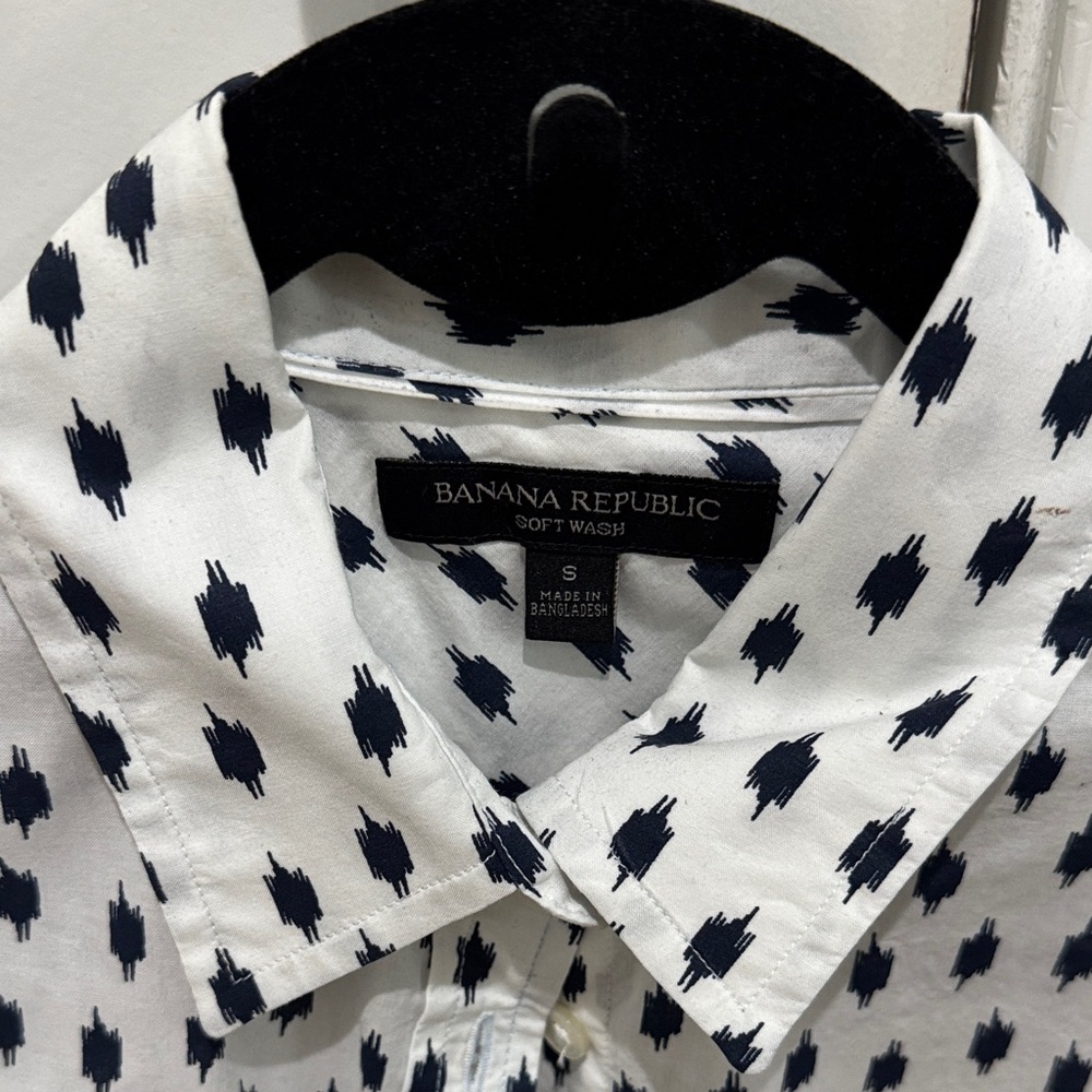 Banana Republic Men's White and Navy Patterned Shirt